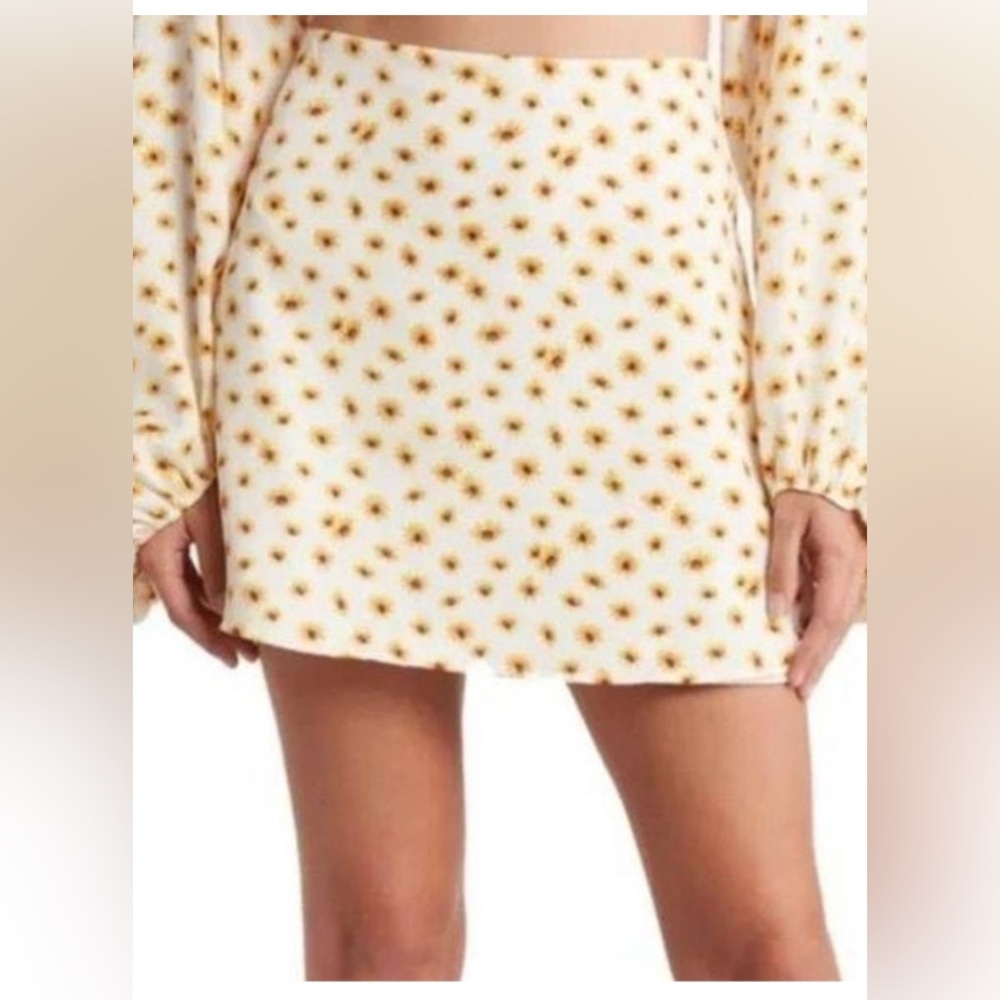 Revolve WeWoreWhat Mini Slip Skirt
Ditsy Daisies 
Size L
